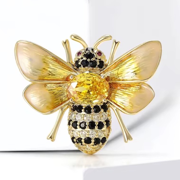 Luck Bee Elegant Gold Brooch - Picture 3 of 4